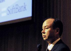 Softbank's head apologizes for mobile number portability fiasco