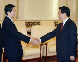 Abe, Hu make 'new start' to thaw Japan-China ties