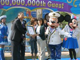 No. of visitors to Tokyo Disneyland, DisneySea hits 400 million