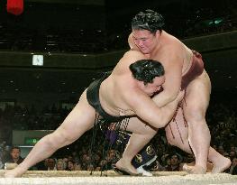 Asashoryu grabs share of lead at New Year sumo