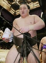 Hakuho downs Asashoryu to win New Year sumo