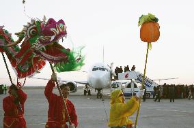 (2)China, Taiwan launch 1st direct flights in 55 years