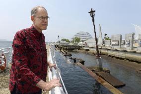 Prof. Geller observes wharf damaged by 1995 quake