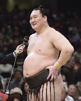 Hakuho finishes perfect at New Year sumo tournament