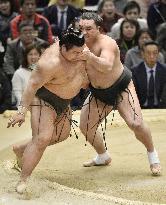 Harumafuji beats Takayasu at spring sumo tournament