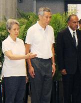 Singapore prime minister receives mourners
