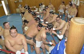 Sumo wrestlers prepare for ex-champ Chiyonofuji's 60th-birthday rite