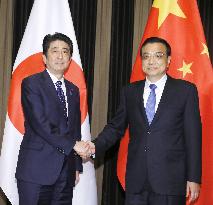 Japanese, Chinese premiers hold talks amid thawing ties