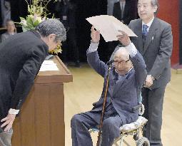 100-year-old journalist gets his university diploma at long last