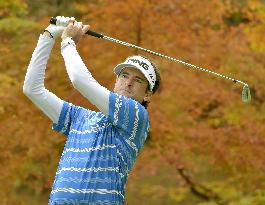 Bubba Watson takes 1st-round lead in Japan