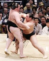Asashoryu take solo lead, Hakuho chasing at spring sumo