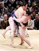 Asashoryu take solo lead, Hakuho chasing at spring sumo