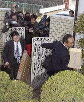 (5)Ex-lawmaker Sato arrested in pay embezzlement scandal
