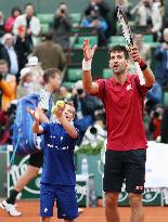 Djokovic advances to French Open semis for sixth straight year