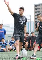 All Blacks' Dan Carter has rugby clinic for students in Japan