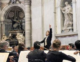 Conductor Nishimoto performs in Vatican