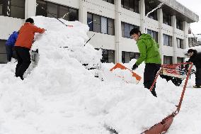 Heavy snow in western Japan