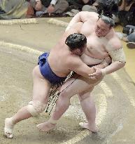 Sumo: Kisenosato handed 3rd loss as Hakuho, Harumafuji retain lead