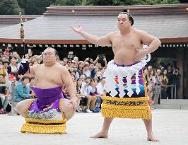 Sumo: Yokozuna Harumafuji performs ring-entering ritual