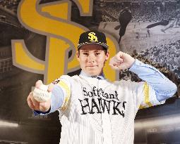 Baseball: Carter Stewart meets press in Japan