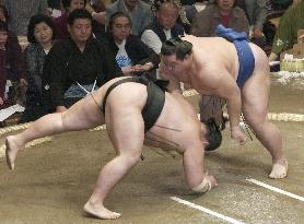 Ozeki Kaio beats Kotomitsuki in summer sumo tourney