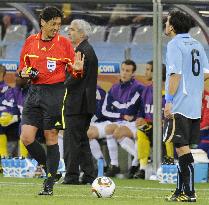 10-man Uruguay hold on to draw 0-0 with France