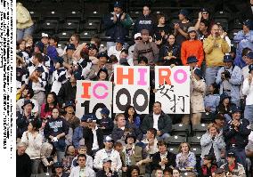 (3)Ichiro reaches 1000-hit mark in major leagues