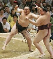 Asashoryu disposes of Kisenosato