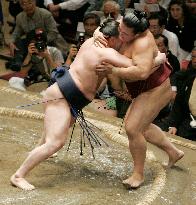 Hakuho keeps eyes on prize with 5th win at autumn sumo