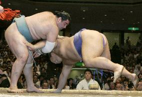 No. 1 maegashira Kokkai beats ozeki Kaio