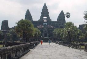 Tourist visits to Angkor Wat fall sharply over SARS fears