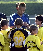 Nakata gives autograph