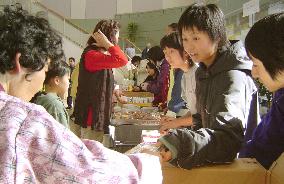 (6)Girl buried in Niigata quake found dead, death toll rises to