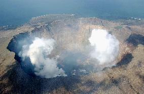 (2)Small eruption observed on Miyake Island