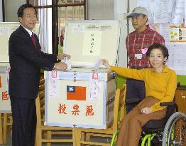 (2)Voting under way in Taiwan's legislative elections