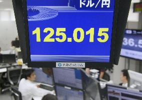 Dollar climbs to 125 yen zone in Tokyo