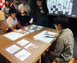 Fujitsu shows system to display info on desk from mobile device