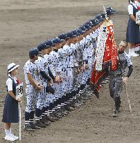 Tokaidai Sagami captain holds HS baseball championship flag
