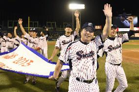 Swallows win 1st CL pennant in 14 years