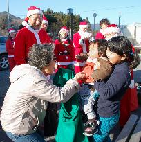 100 Santas visit 2011 disaster-hit Japan prefecture