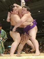 Asashoryu kicks off Spring sumo with win