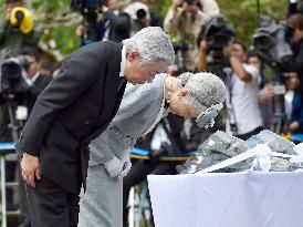 Emperor, empress lay flowers for Japanese WWII dead in Philippines