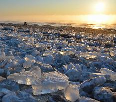 "Jewelry ice" in Hokkaido draws photographers