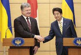 PM Abe meets with Ukrainian President Poroshenko