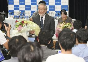 Nobel laureate Ohsumi, wife at press conference