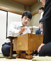 Youngest shogi pro Fujii extends winning streak to 23