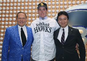 Baseball: SoftBank's acquisition of Carter Stewart