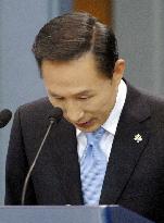 Lee apologizes for public outcry over U.S. beef imports