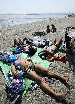 Temperature tops 35 C in Japan