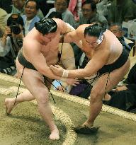 Hakuho off to flying start at autumn sumo